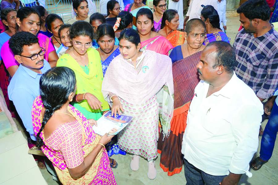   మహిళకు కరపత్రం అందజేస్తున్న ఎమ్మెల్యే పద్మావతి