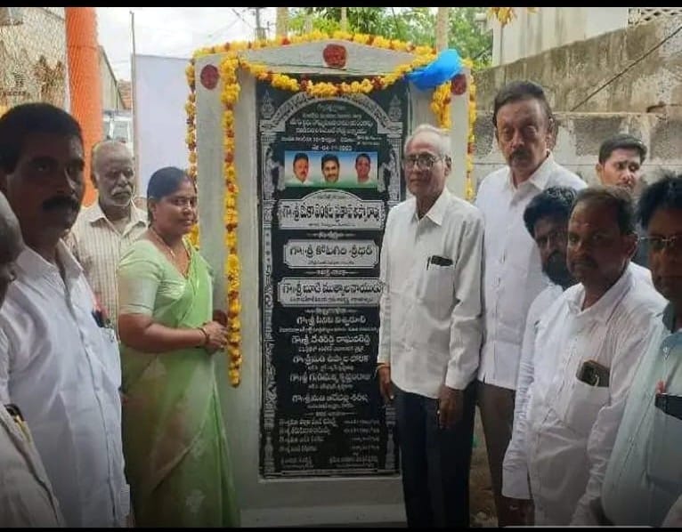 సిమెంటు రోడ్డు నిర్మాణానికి ఎంఎల్‌ఎ శంకుస్థాపన