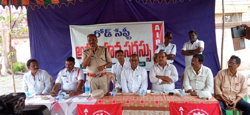 ప్రజలకు సురక్షిత ప్రయాణ సేవలు అందించాలి