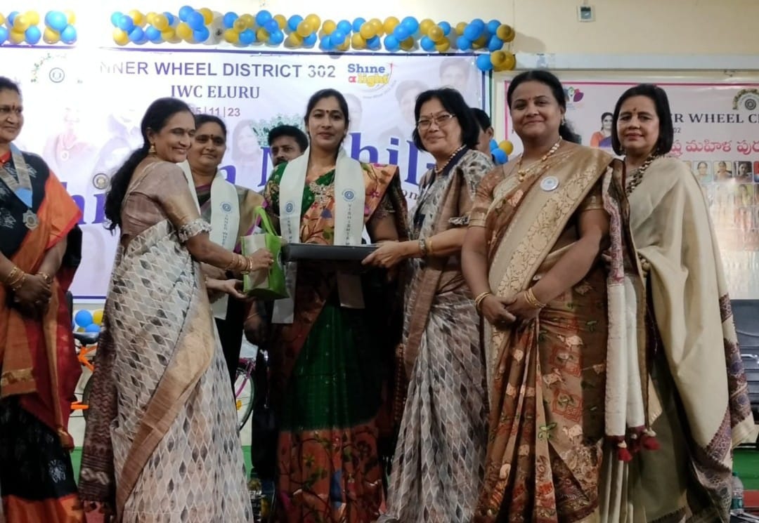 100 మందికి విశిష్ట మహిళా పురస్కారం