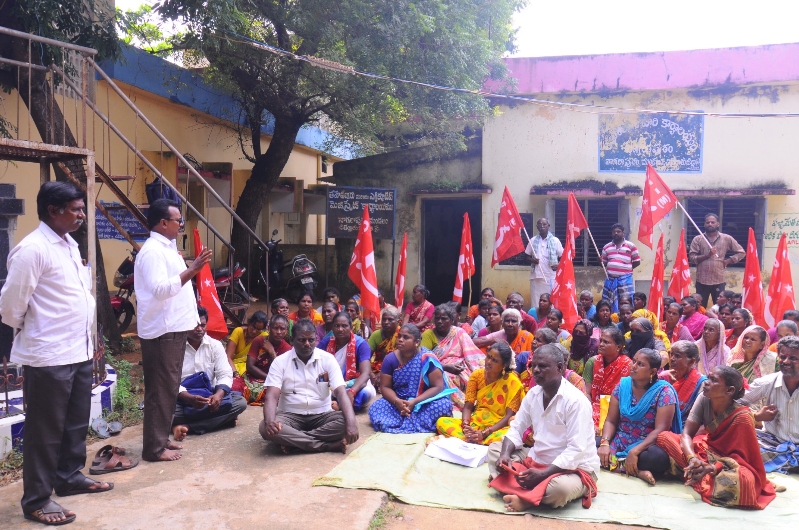 నాగలాపురం తహశీల్దార్‌ కార్యాలయం వద్ద 