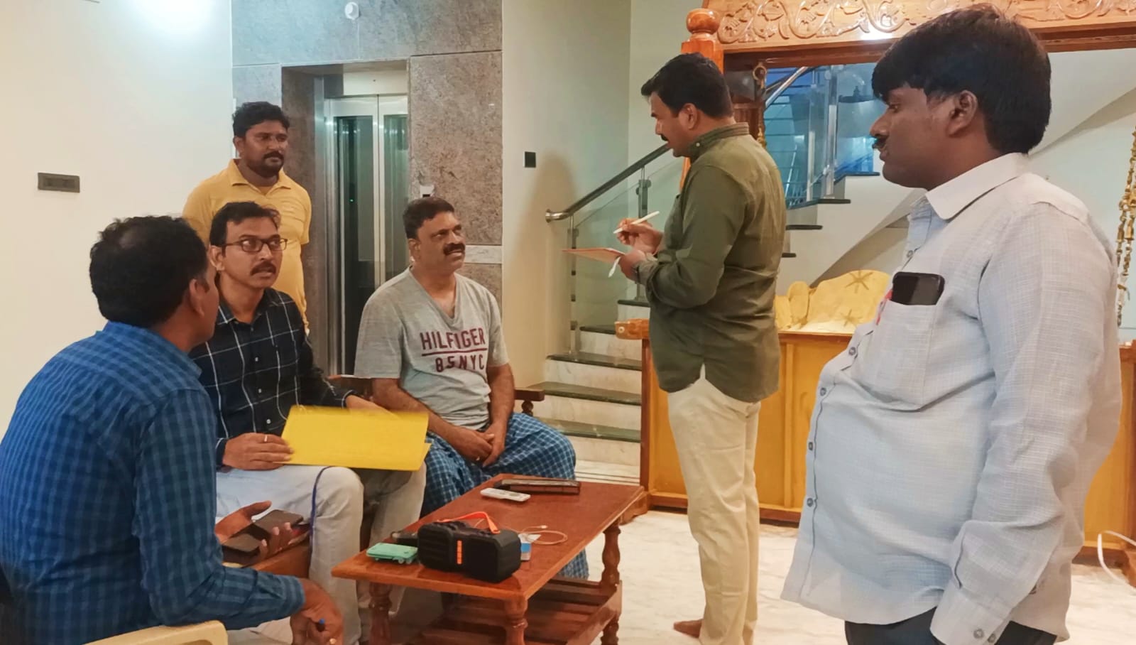 ఫారెస్టు అధికారి ఇంట్లో తనిఖీ చేస్తూ... 