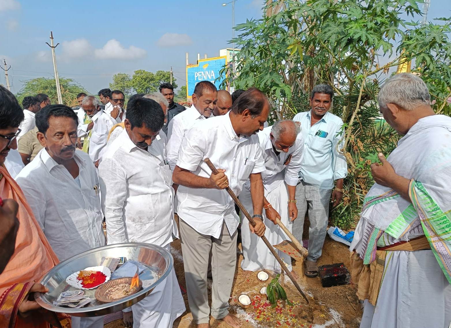 బస్‌షెల్టర్‌ నిర్మాణ పనులను ప్రారంభిస్తున్న ఎమ్మెల్యే గడికోట శ్రీకాంత్‌రెడ్డి