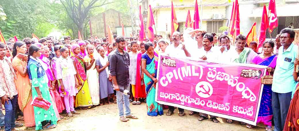 కుల  ధృవీకరణ పత్రాలివ్వాలని ఆదివాసీల ధర్నా