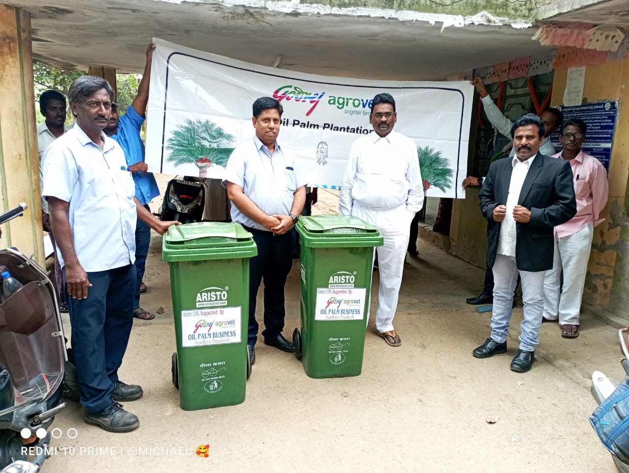 కోర్టు ఆవరణలో డస్ట్‌బిన్ల ఏర్పాటు