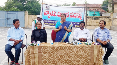 వేటపాలెంలో న్యాయ విజ్ఞాన సదస్సులో చీరాల సీనియర్ సివిల్ జడ్జి ఎం సుధా