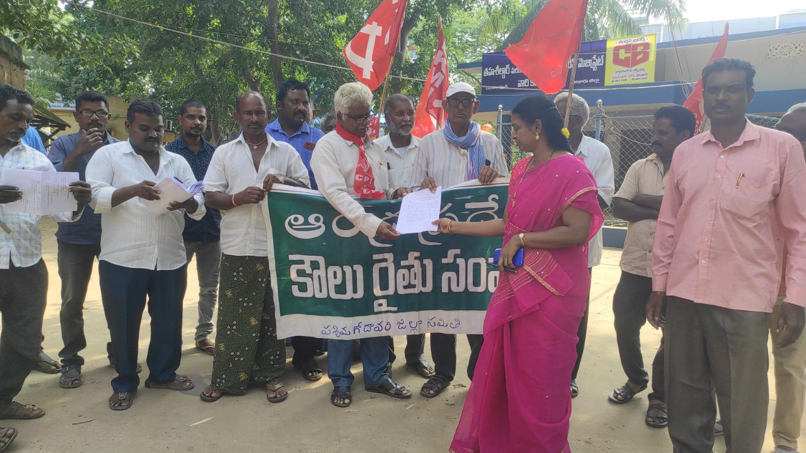 రైతులకు నష్టపరిహారం ఇవ్వాలి