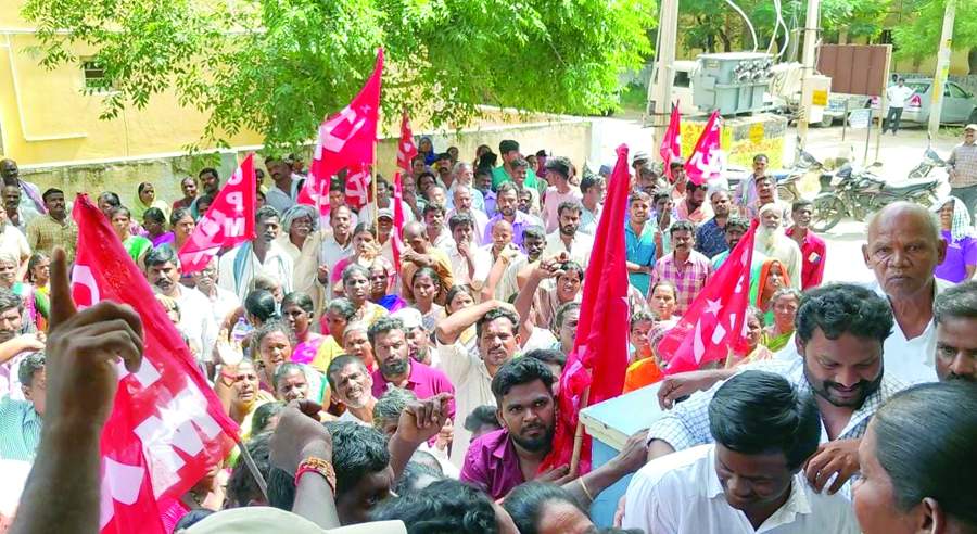  దేవాదాయ శాఖ ఎసి కార్యాలయం ముట్టడించిన సిపిఎం