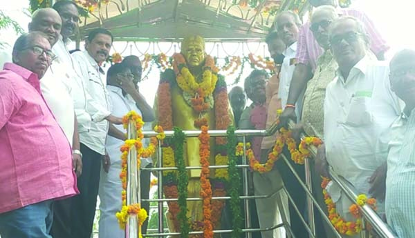 విద్యాదాత మువ్వల శ్రీహరికి నివాళి