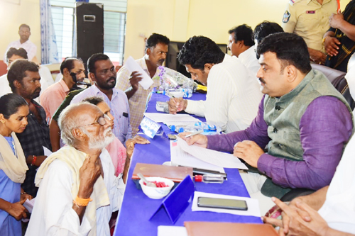 అర్జీ ఇచ్చిన వృద్ధునితో మాట్లాడుతున్న జిల్లా కలెక్టర్ రంజిత్ భాష