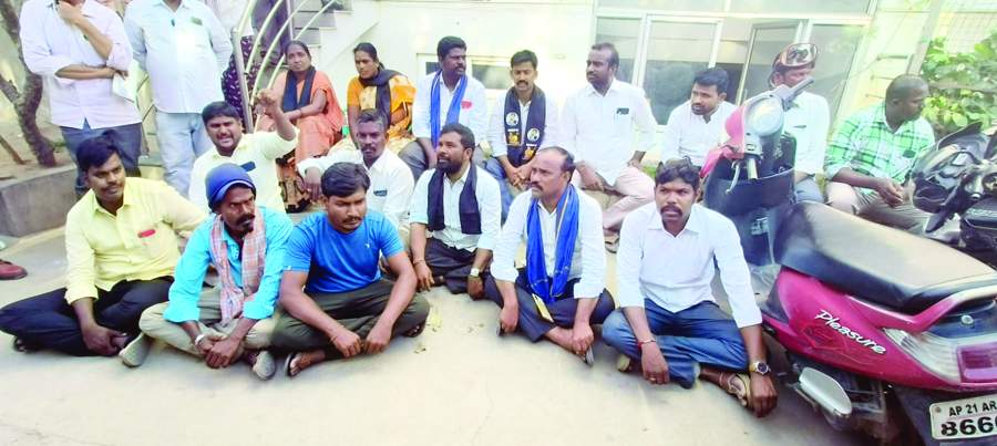   ఆసుపత్రి ముందు ఆందోళన చేస్తున్న మృతుడి బంధవులు