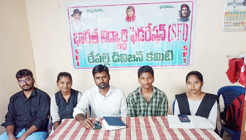 విద్యార్ధుల సమావేశంలో మాట్లాడుతున్న ఎస్‌ఎఫ్‌ఐ జిల్లా కార్యదర్శి పి మనోజ్‌