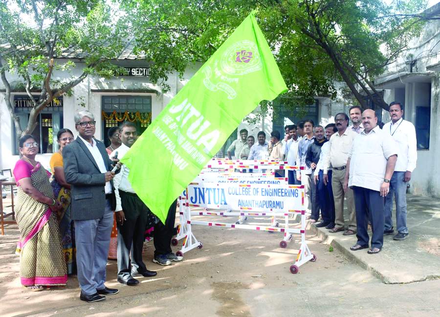   భారీకేడ్లను ప్రారంభిస్తున్న జెఎన్‌టియు విసి రంగజనార్ధన