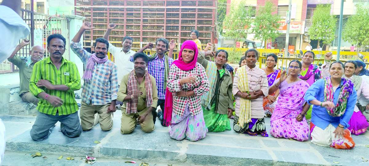   మోకాళ్లపై నిరసన వ్యక్తం చేస్తున్న పంచాయతీ కార్మికులు