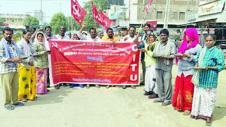 భిక్షం అడుక్కుంటున్న పంచాయతీ కార్మికులు
