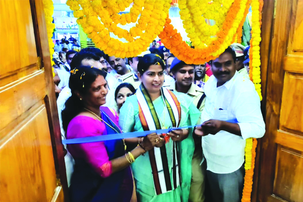 రాష్ట్రంలో ఫ్రెండ్లీ పోలీసింగ్‌ : మంత్రి వనిత