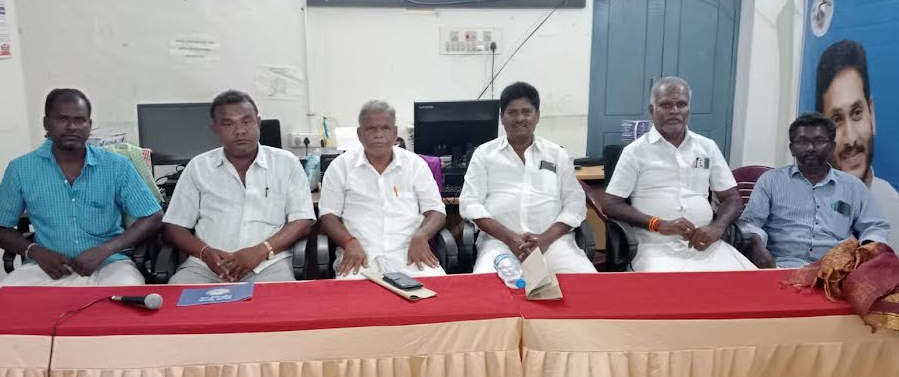  - పురంధరేశ్వరి మెప్పుకోసమే నగరికి క్యూకట్టిన బీజేపీ నాయకులు - ప్రజలకోసమో, నేత కార్మికులపై ప్రేమతోనో కాదు - నగరి డైయింగ్‌ అసోసియేషన్‌ సభ్యులు, వైఎస్సార్‌ కాంగ్రెస్‌ నాయకుల ఆగ్రహం