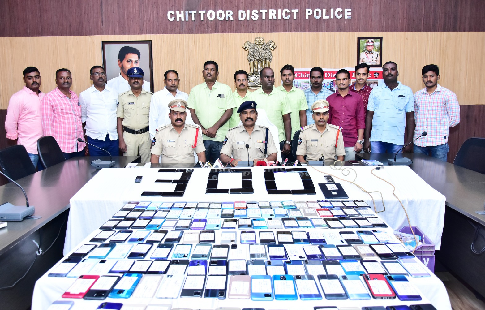 రికవరీ చేసిన సెెల్‌ఫోన్లు చూపుతున్న అడిషనల్‌ ఎస్పీ ఆడ్మిన్‌ సుధాకర్‌