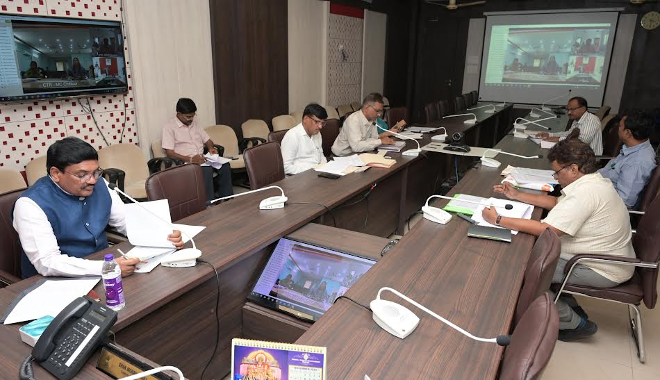 గృహ నిర్మాణాలను సకాలంలో పూర్తి చేయాలి