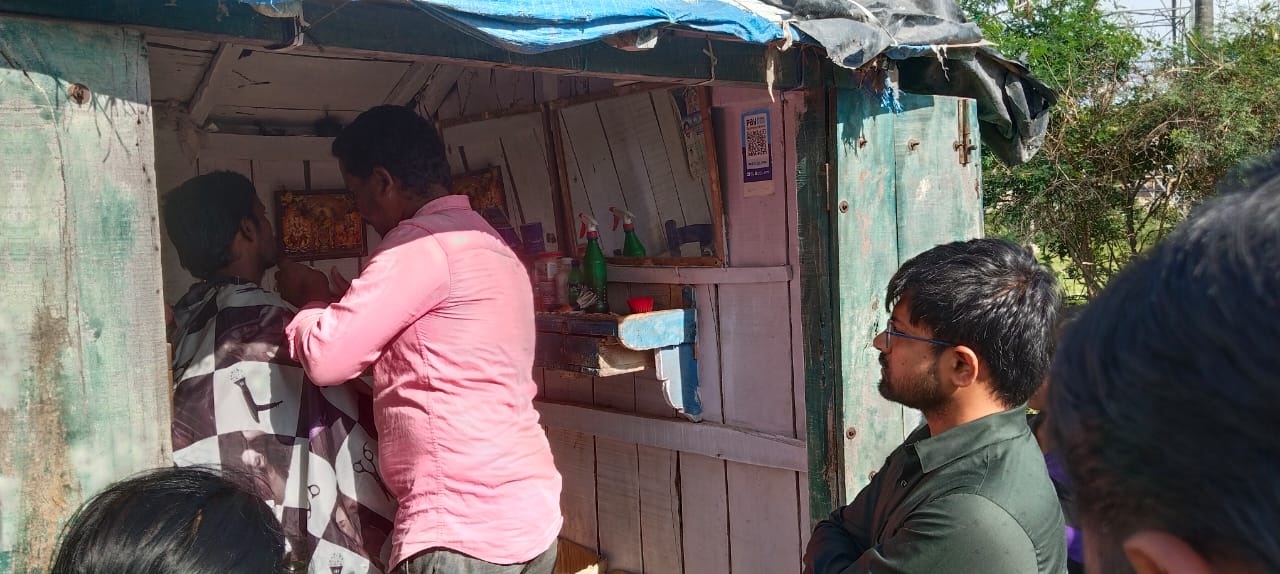 దగ్గరుండి కటింగ్‌ చేయించారు..!