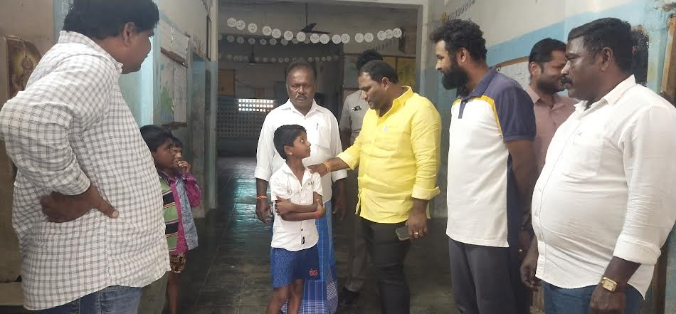 బాలుర వసతి గృహాన్ని పరిశీలించిన ఎమ్మెల్సీ