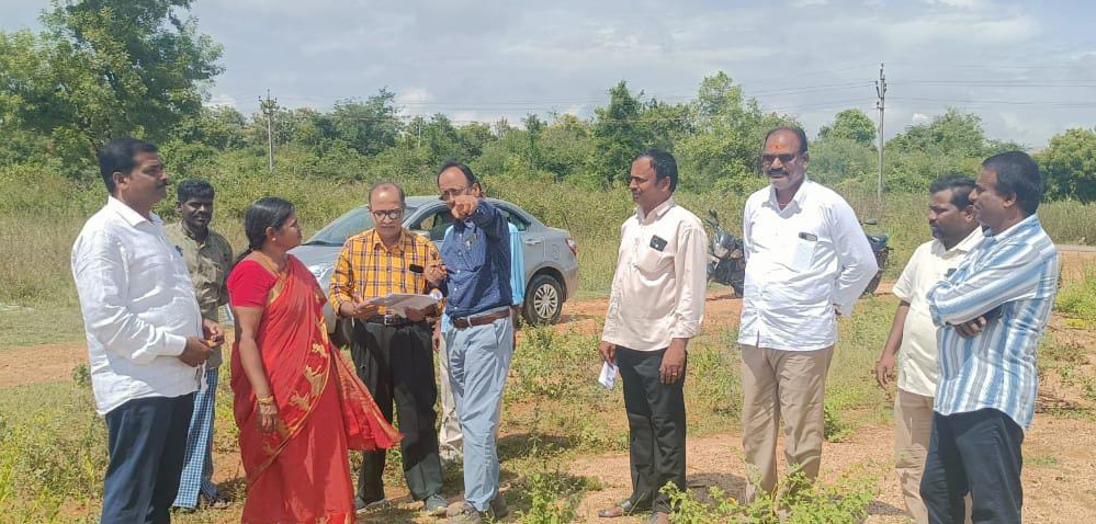 కళాశాల భవనానికి స్థల పరిశీలన