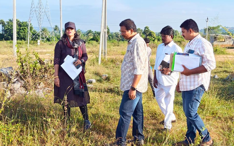 నిర్మిస్తున్న గృహాలు డిసెంబర్‌కల్లా పూర్తవ్వాలి