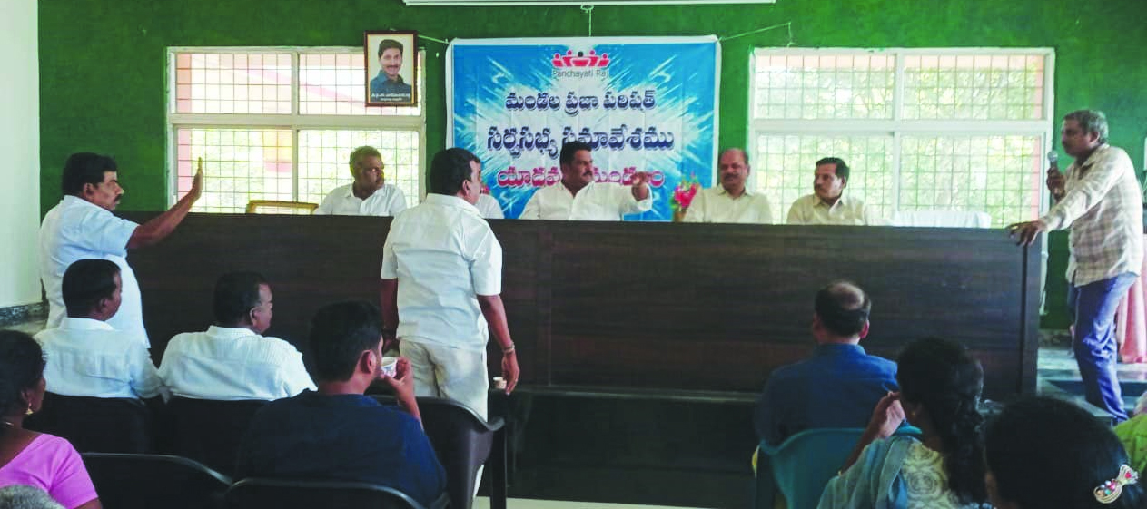 అంతర్‌ రాష్ట్ర రహదారి మరమ్మతులపై ధ్వజం