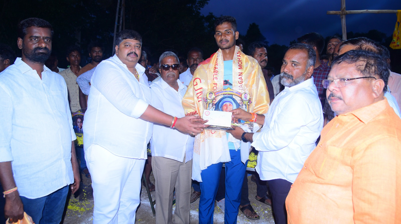 వాలీబాల్‌ విజేతలకు బహుమతులు ప్రదానం