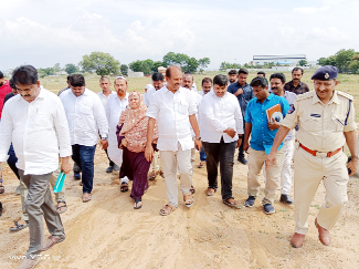 హెలీప్యాడ్‌ ప్రాంతాన్ని పరిశీలిస్తున్న ఎమ్మెల్యే శ్రీకాంత్‌రెడ్డి, అధికారులు