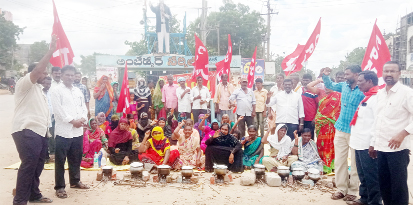 అంబేద్కర్‌ విగ్రహం వద్ద వంటా వార్పు చేస్తున్న బాధితులు