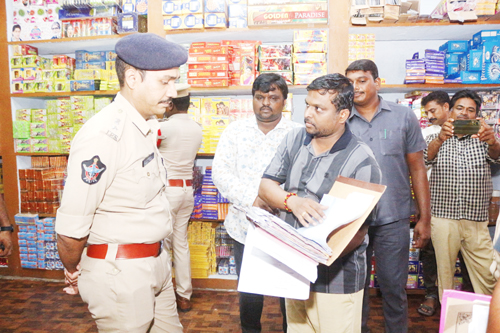 అఖిల్ ట్రేడర్స్ దీపావళి మందు గుండు సామాగ్రి నిల్వచేసి ఉంచిన గోడౌన్లను తనిఖీ చేసిన ఎస్పీ వకుల్ జిందాల్