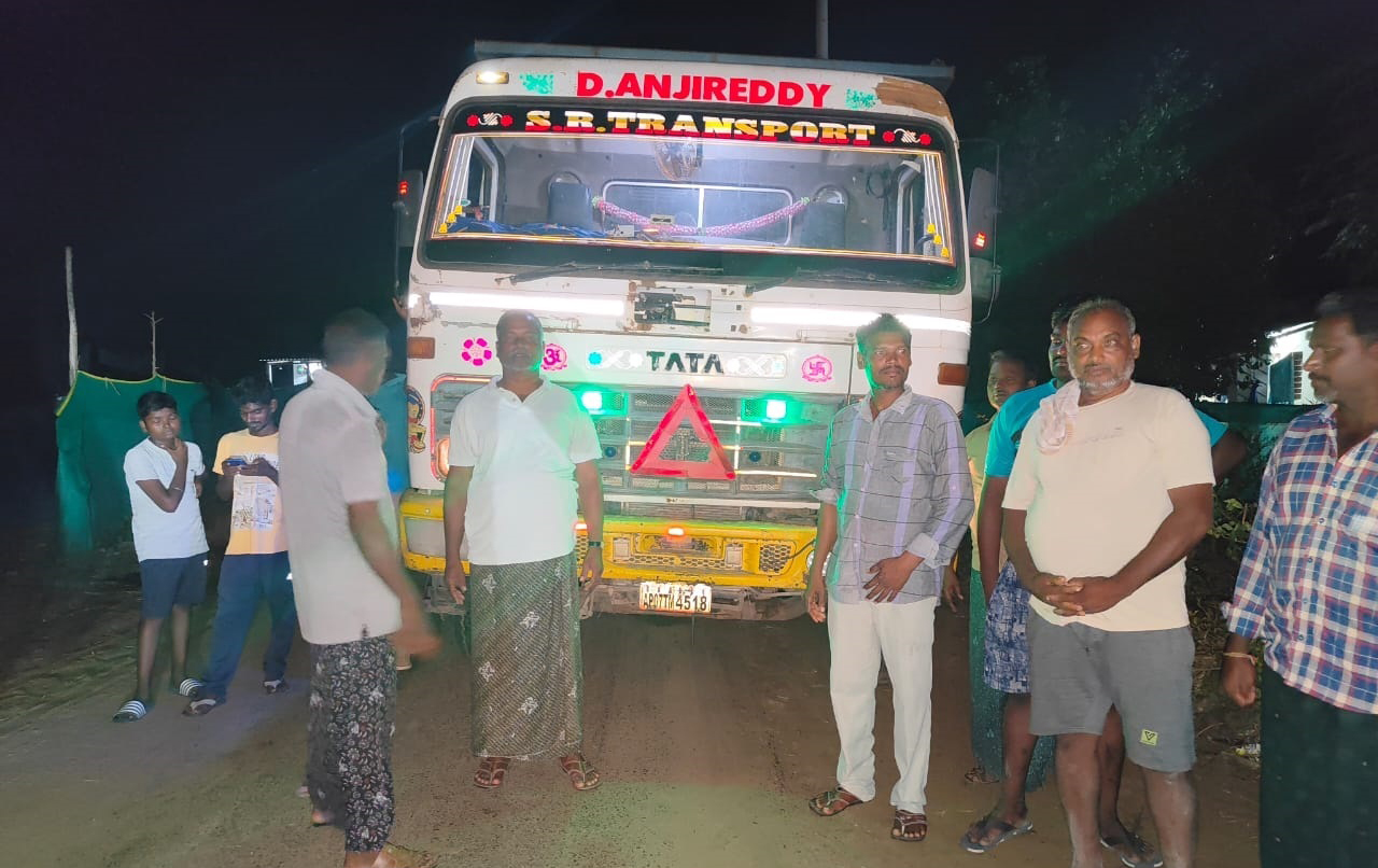 ఇసుక తవ్వి తరలిస్తున్న లారీలను సిపిఎం సహకారంతో రైతులు గురువారం అడ్డుకున్నారు