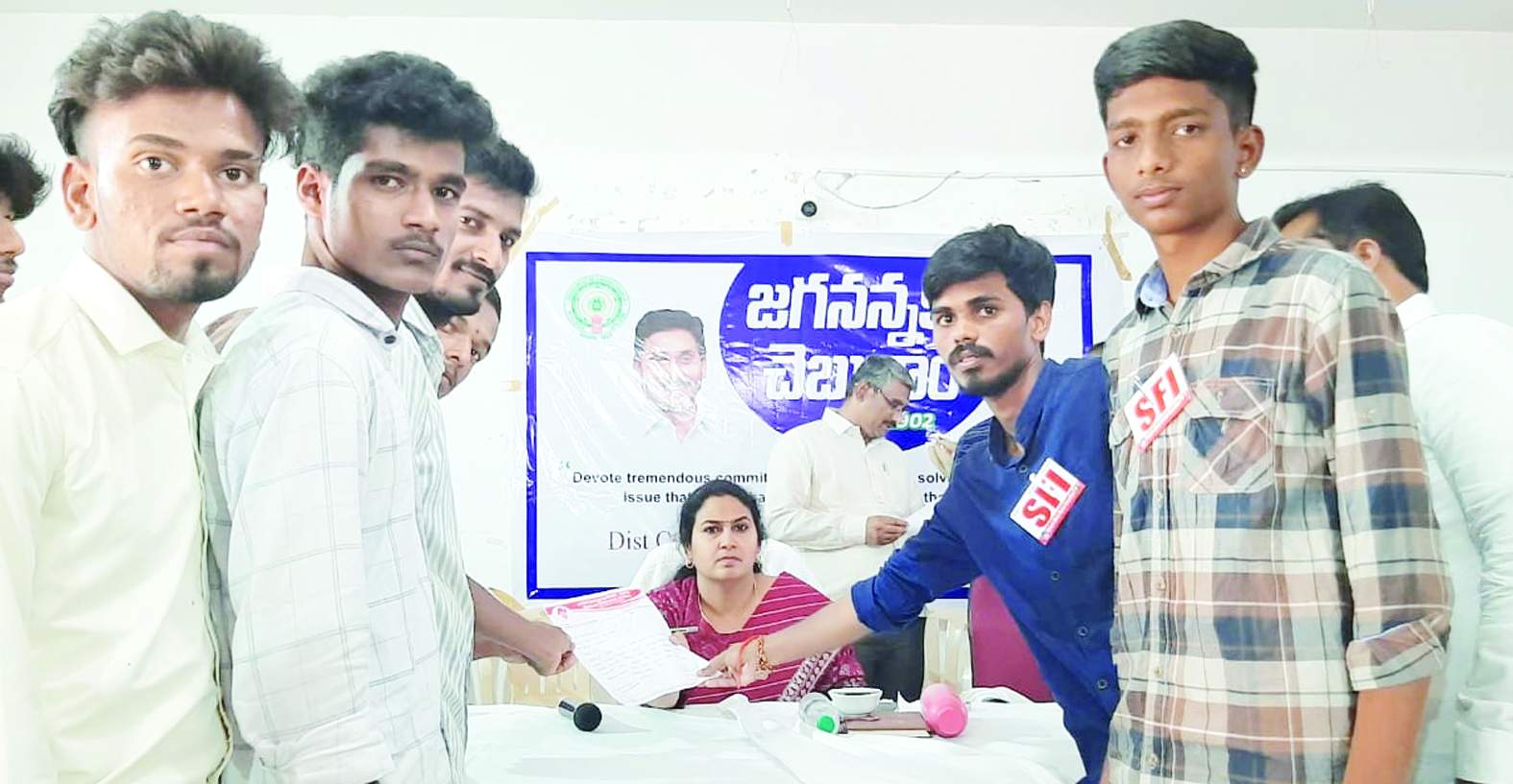వినతిపత్రం ఇస్తున్న ఎస్‌ఎఫ్‌ఐ నాయకులు