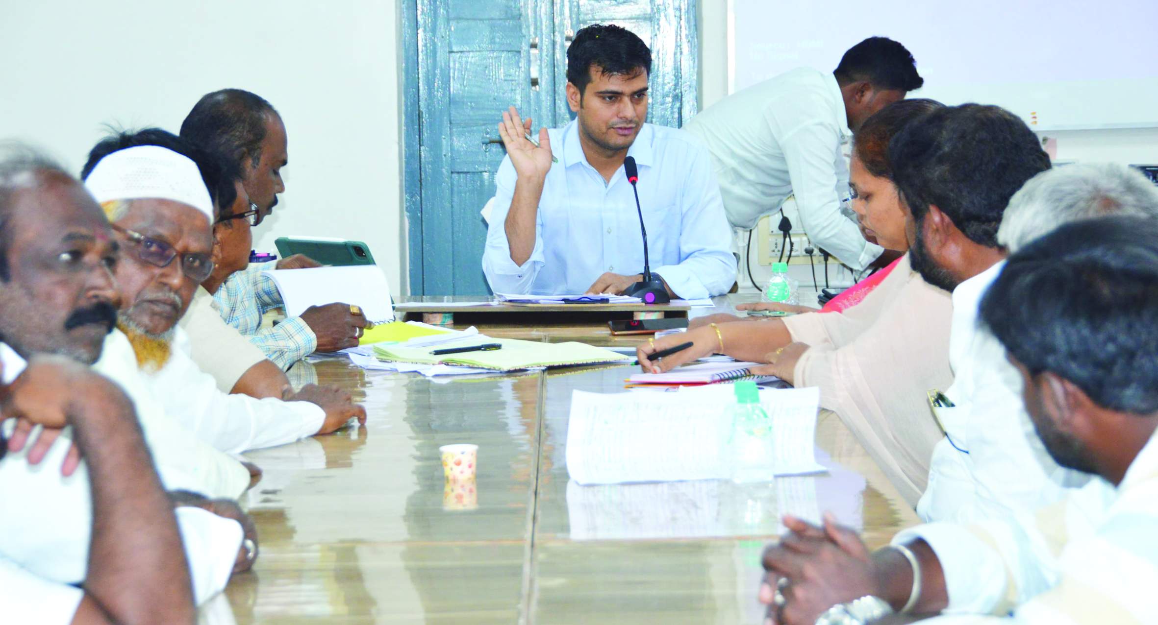 సమావేశంలో మాట్లాడుతున్న సబ్‌ కలెక్టర్‌ అభిషేక్‌ కుమార్‌
