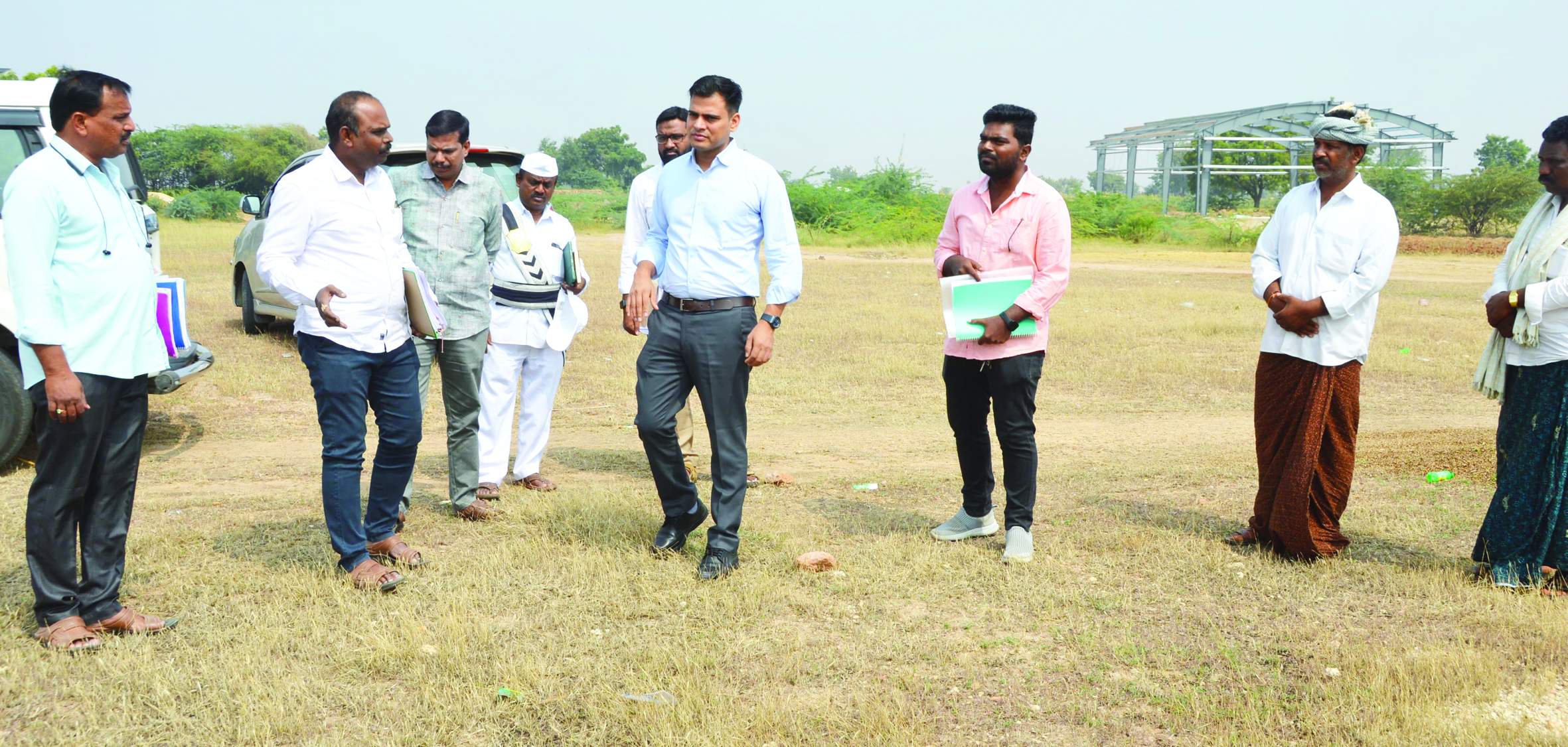 భూములను పరిశీలిస్తున్న సబ్‌ కలెక్టర్‌ అభిషేక్‌ కుమార్‌