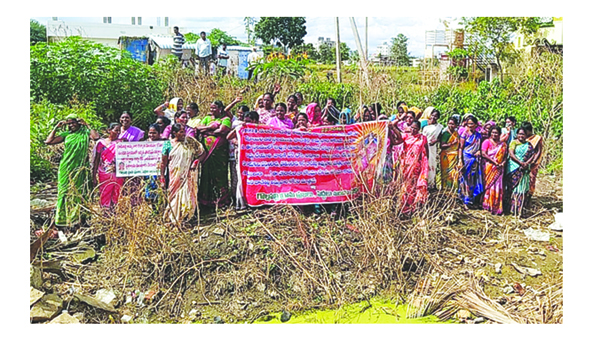 పట్టాలు రద్దు చేయాలని ఆందోళన