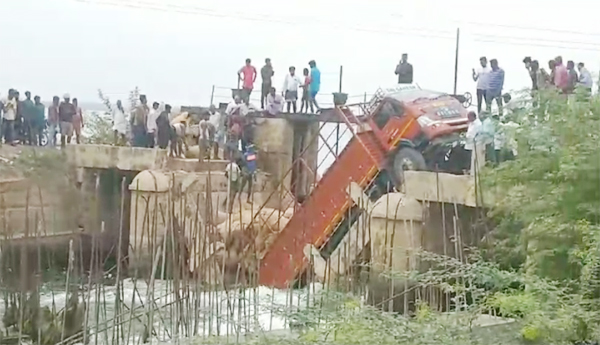 The-bridge-collapsed-the-rice-grain-was-spilled