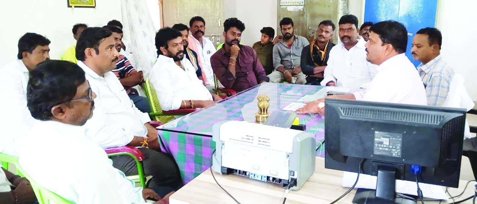 రాజకీయ నాయకులతో సమావేశం నిర్వహిస్తున్న తహశీల్దార్‌
