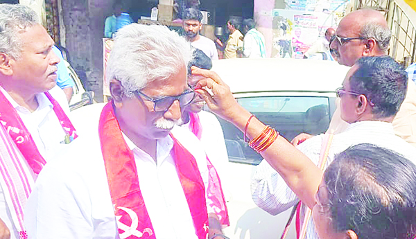 విజయనగరం ప్రతినిధి : పార్వతీపురం మన్యం, విజయనగరం జిల్లాల్లో 200 కిలోమీటర్ల మేర ప్రజారక్షణ భేరి సాగింది. యాత్రలో అడుగడుగునా ప్రజా, రైతు, కార్మిక, గిరిజన, ఉద్యోగుల సమస్యలపై విన్నపాలు అందాయి. నాడు టిడిపి, నేడు వైసిపి ప్రభుత్వాలు మోసం చేశాయంటూ భావోద్వేగంతో సిపిఎం నాయకుల ఎదుట మొరపెట్టుకున్నారు. చాలా మంది వినతిపత్రాలు అందజేయగా, ప్రసంగాలు విన్నాక, 'ఔను! మోసపోయాం' అంటూ తమ అనుభవాలు చెప్పుకొచ్చారు. సమస్యల చిట్టాలు అందుకున్న నాయకులు ప్రభుత్వంపై ఒత్తిడిచేసి సమస్యలు పరిష్కారమయ్యే వరకూ పోరాడుతామని హామీ ఇచ్చారు. ఎర్రజెండా