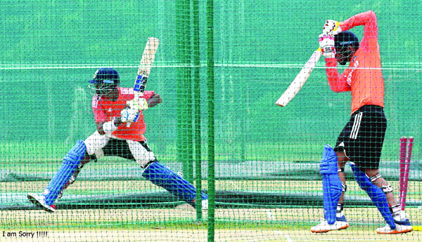 Indian-and-Aussie-cricketers-in-net-practice
