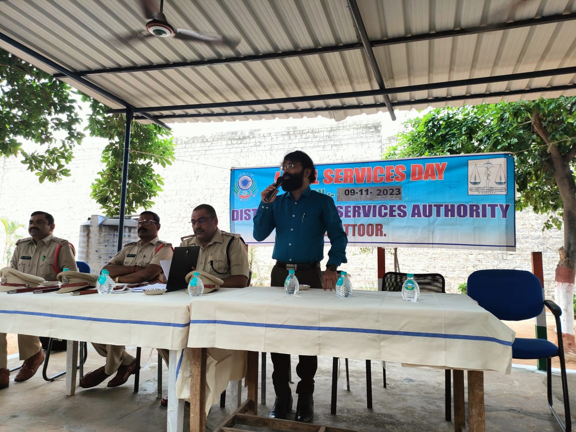 సభలో మాట్లాడుతున్న డిఎల్‌ఎస్‌ఏ కార్యదర్శి కరుణ కుమార్‌