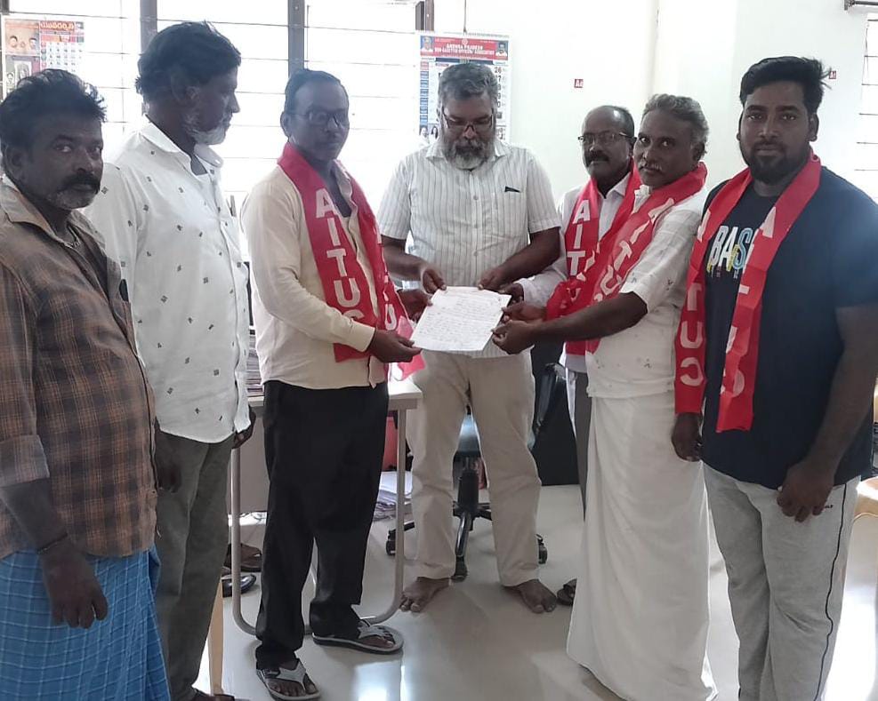 సీనియర్‌ అసిస్టెంట్‌కు వినతి పత్రం ఇస్తున్న నాయకులు