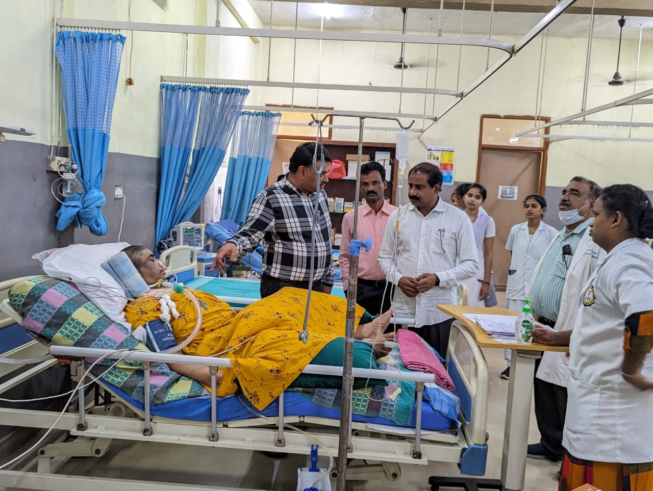 స్కానింగ్‌ సెంటర్లను తనిఖీ చేస్తున్న డిఐఒ డాక్టర్‌ రవిరాజు