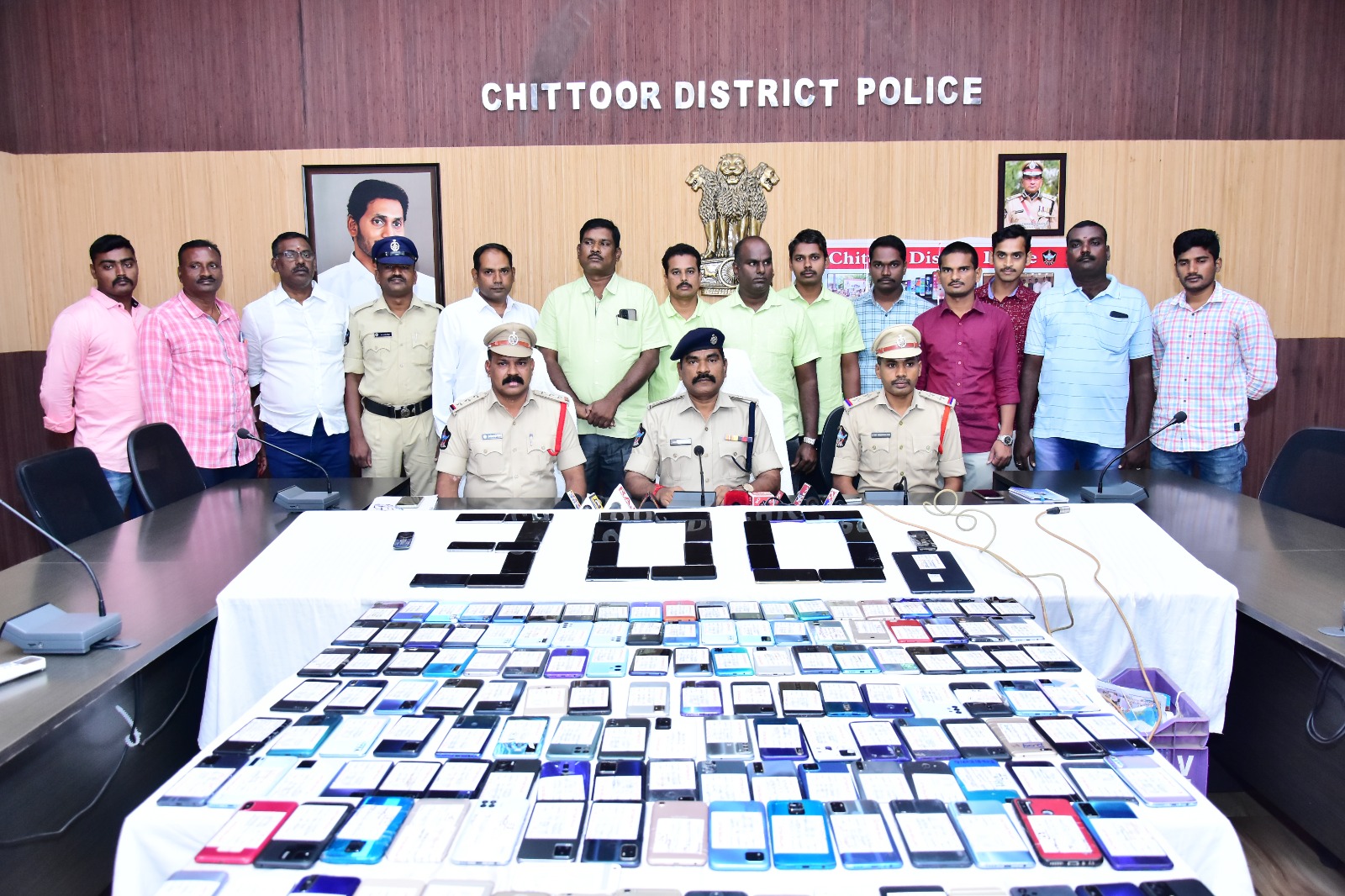 రికవరీ చేసిన సెెల్‌ఫోన్లు చూపుతున్న అడిషనల్‌ ఎస్పీ ఆడ్మిన్‌ సుధాకర్‌