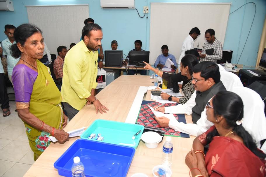 అర్జీలు స్వీకరిస్తున్న జాయింట్‌ కలెక్టర్‌, మేయర్‌, కమిషనర్‌