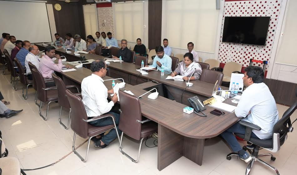 విద్యా దీవెనపై అధికారులతో సమీక్షిస్తున్న జిల్లా కలెక్టర్‌