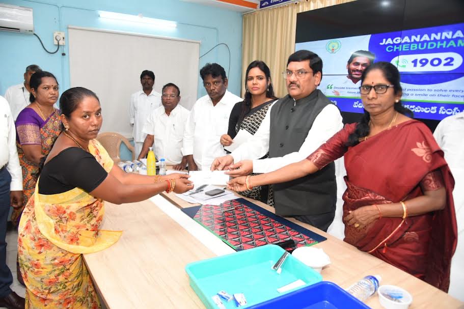 కార్మికుల కుటుంబాలకు ఎక్స్‌గ్రేషియా చెక్కులు అందిస్తున్న జెసి, మేయర్‌