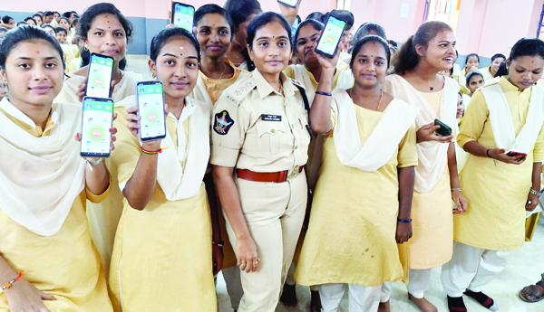మహిళలకు వజ్రాయుధం దిశా యాప్‌