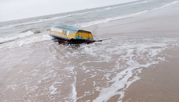Raft-overturned-in-Kakinada-coast-Two-fishermen-died